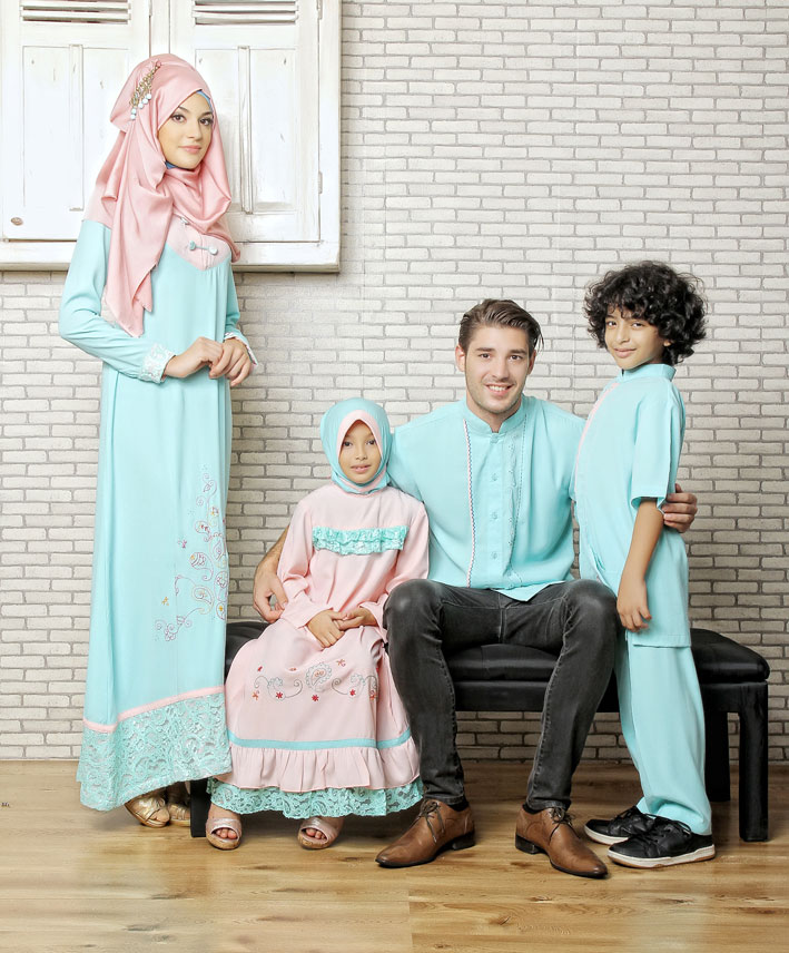keluarga-berfoto-mengenakan-baju-muslim-warna-pastel.jpg