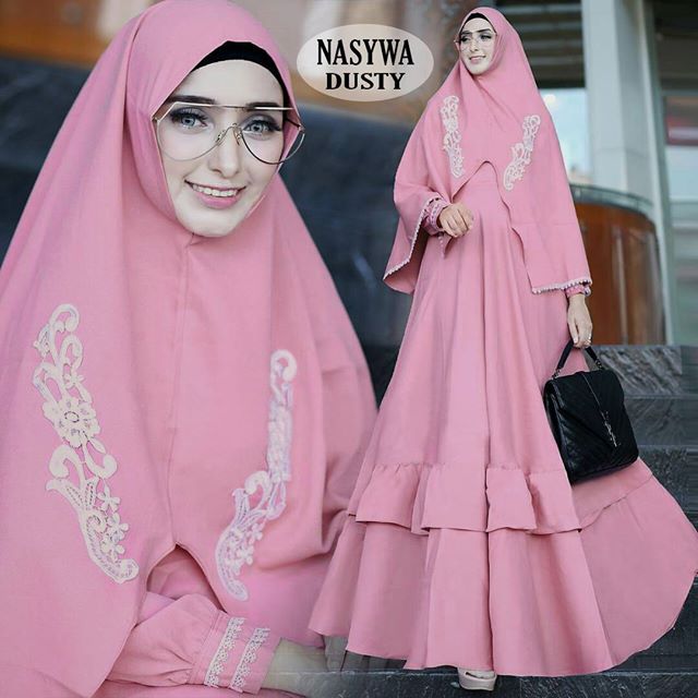 model-baju-muslim-wanita-berkacamata.jpg