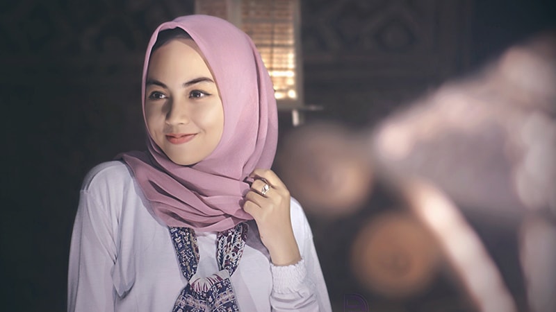 cwek-00_tutorial-hijab-segi-empat-simple_jilbab-merah-muda_800x450_cc0-min.jpg