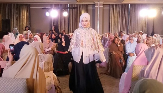 Design Baju Ke Pesta Pernikahan Muslimah Zwd9 Tengok Busana Muslim Untuk Pesta Dari Komunitas Syar I