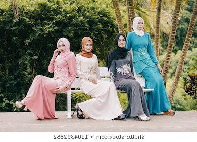 Design Model Baju Pengantin Muslim Ipdd Bilder Stockfotos Und Vektorgrafiken Muslim Girls