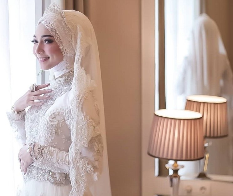 Ide Dress Pernikahan Muslimah Jxdu 15 Inspirasi Gaun Pengantin Muslimah Yang Modern
