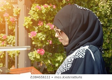 Inspirasi Baju Pengantin Muslimah Modern 2017 Etdg islamic Woman Stock S &amp; Vectors