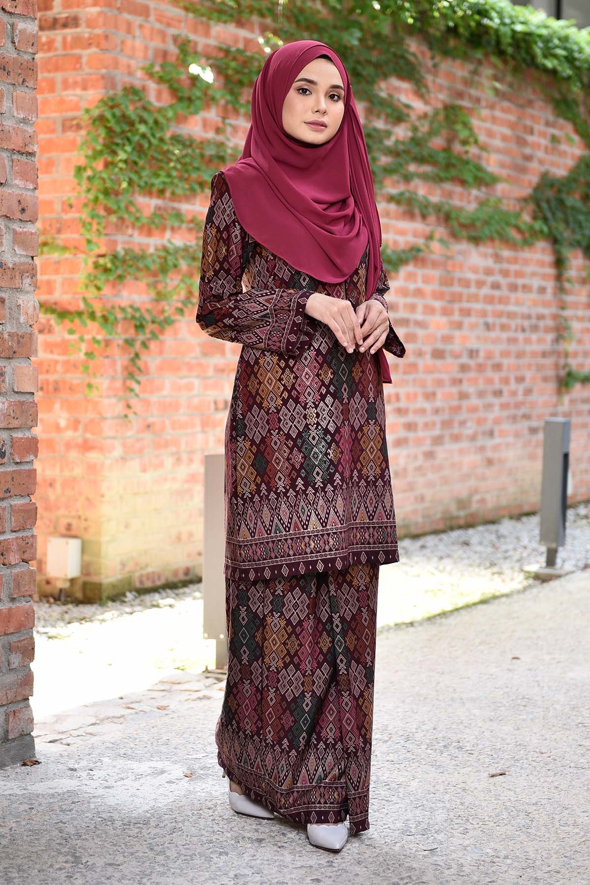Model Model Baju Bridesmaid Hijab Irdz Baju Kurung songket Luella Deep Maroon