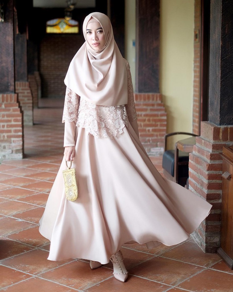Model Gamis Brokat Kombinasi Polos 2019 – Ragam Muslim