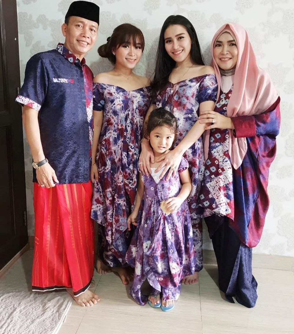 Bentuk Baju Lebaran Ibu Ibu J7do Potret 16 Seleb Pakai Baju Kembaran Saat Lebaran Kompak Abis