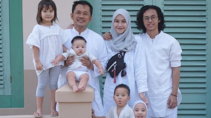 Bentuk Model Baju Lebaran Keluarga Artis 9fdy Lihat Kompaknya 5 Keluarga Artis Indonesia Sambut Idul
