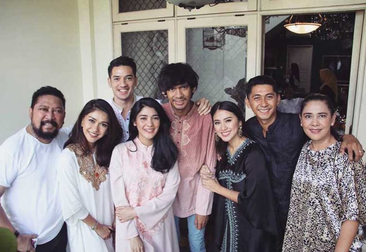 Bentuk Model Baju Lebaran Keluarga Artis J7do 15 Baju Lebaran Keluarga Artis Terkenal Di Indonesia