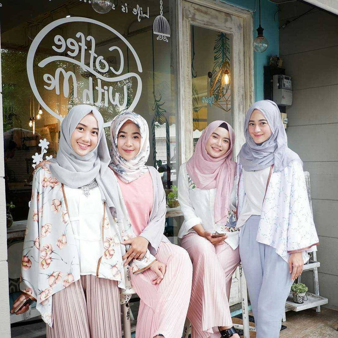Bentuk Model Baju Lebaran Wanita 2018 Q0d4 17 Model Baju atasan Muslim 2018 original Desain Trendy