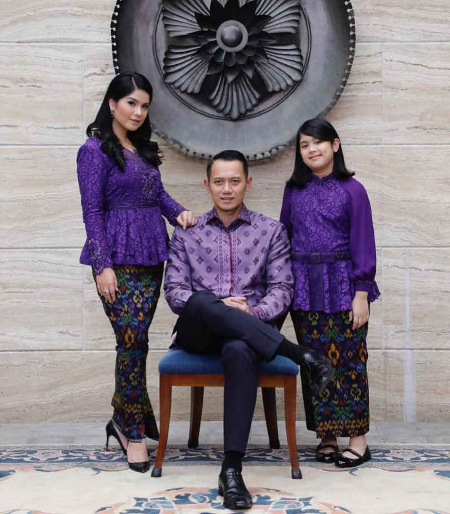 Design Contoh Model Baju Lebaran 2019 Zwd9 Model Baju Seragam Batik Keluarga Model Baju Trend 2019