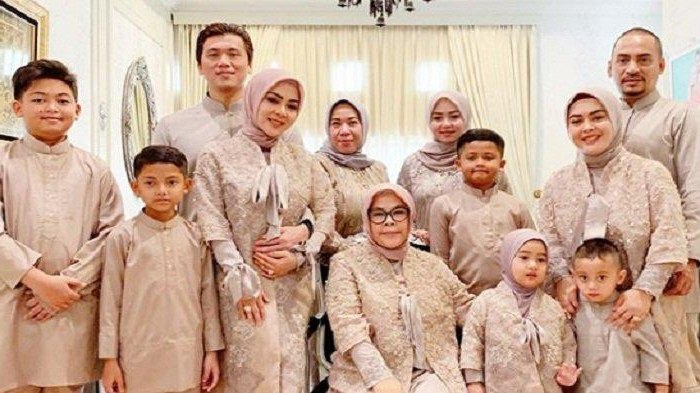 Design Warna Baju Lebaran 2019 Keluarga O2d5 Lebaran Pertama Reino Barack &amp; Syahrini Sebagai Suami