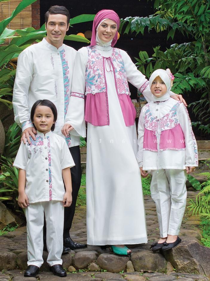 Inspirasi Baju Lebaran Kembar Keluarga Tqd3 17 Desain Seragam Keluarga Yang Sederhana Namun Tetap Elegan