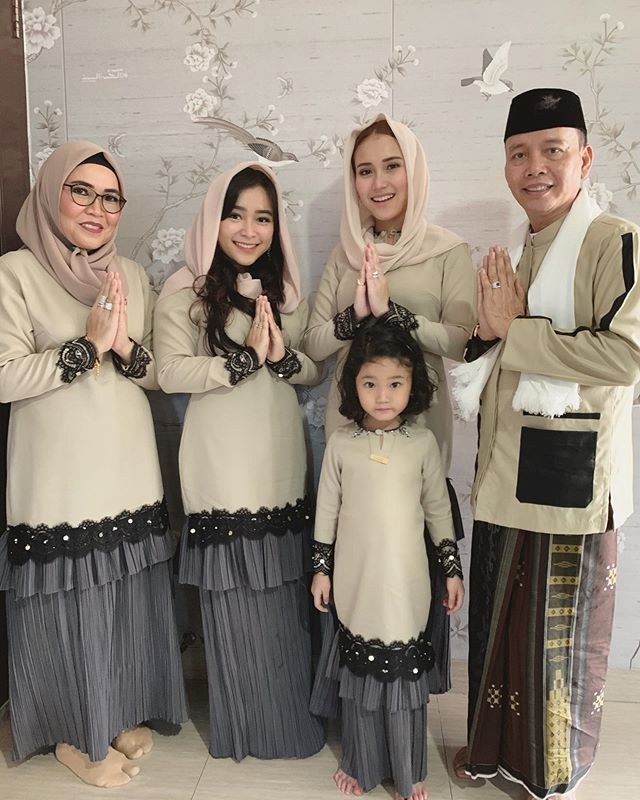 Inspirasi Model Baju Lebaran Ayu Ting Ting Irdz Gaya Baju Lebaran Mewah Dan Mahal Para Artis Indonesia