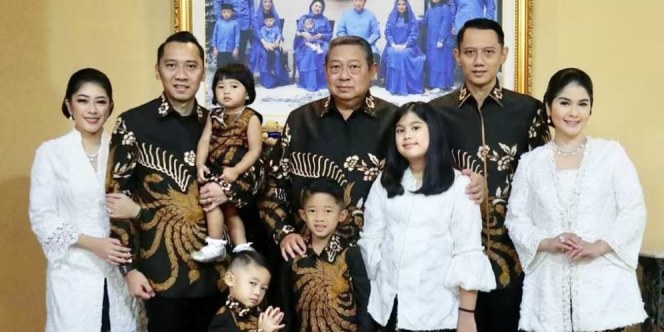Model Baju Lebaran Keluarga Sby 9fdy Adu Gaya Busana Lebaran Keluarga Sby Dan Jokowi