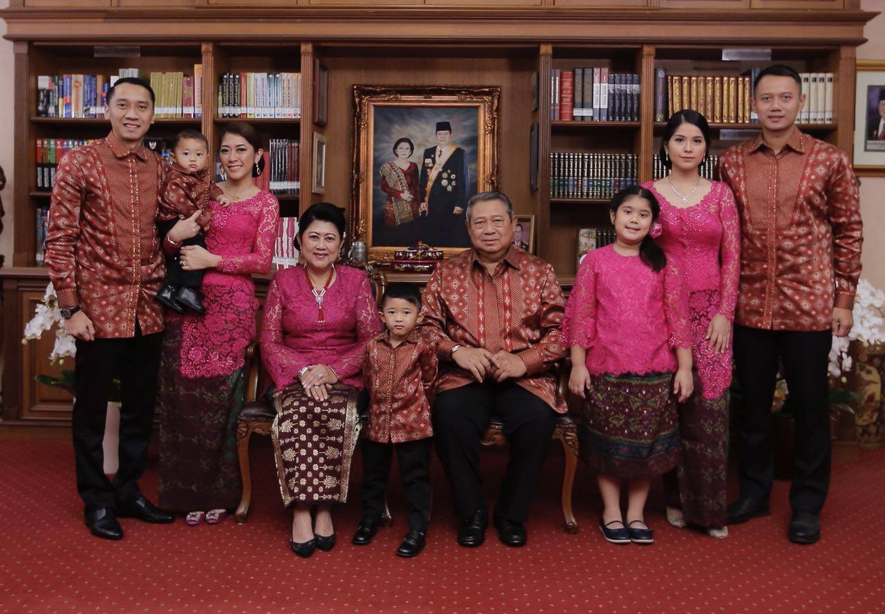 Model Baju Lebaran Keluarga Sby Tldn Seragam Lebaran Ala Keluarga Sby Merahputih