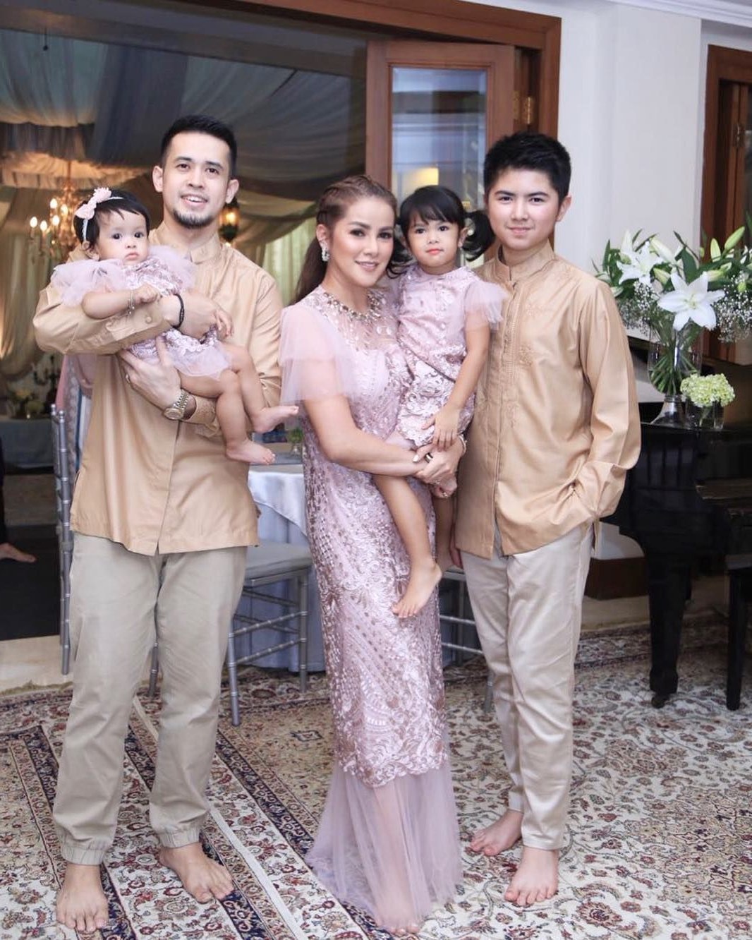 Model Baju Lebaran Tahun 2019 J7do 10 Gaya Kompak Seragam Keluarga Artis Bisa Jadi