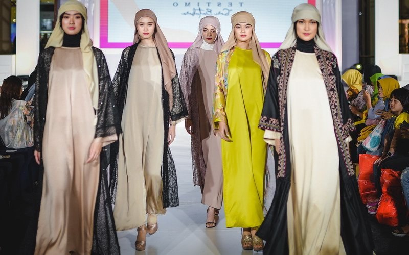 Model Baju Lebaran Wanita Tahun 2019 Rldj Baju Kaftan Tetap Diminati Untuk Tren Lebaran 2019