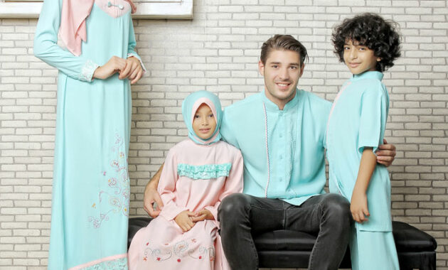 keluarga-berfoto-mengenakan-baju-muslim-warna-pastel.jpg
