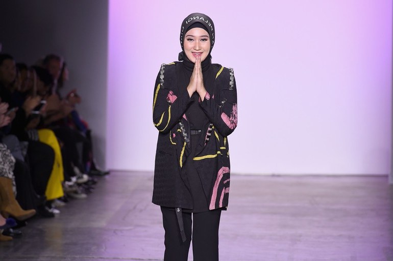 Model Gaun Pengantin Muslim Dian Pelangi 8ydm Dian Pelangi Kembali Bawa Hijab Ke Panggung New York Fashion