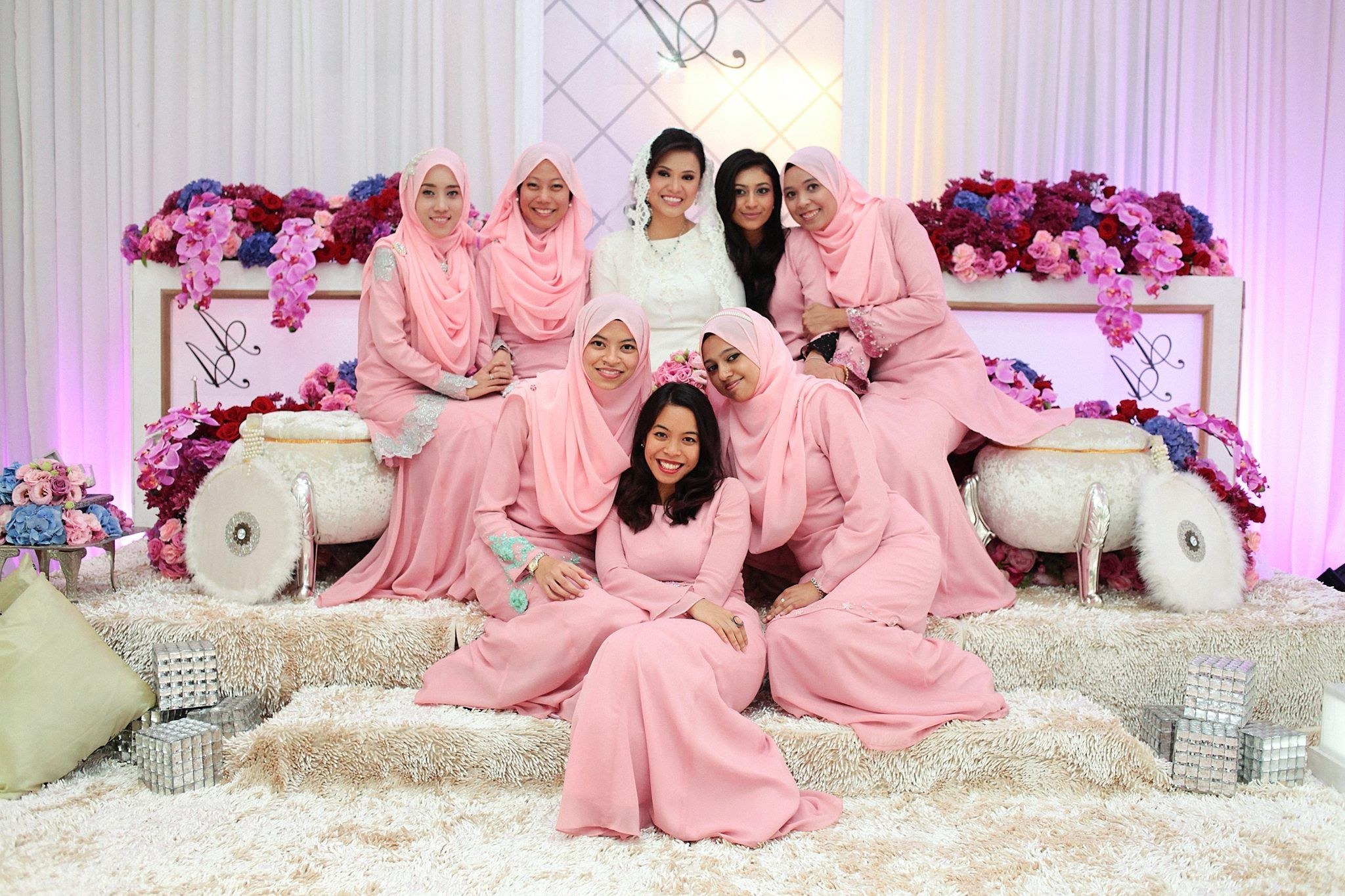 Bentuk Bridesmaid Hijab Pink J7do Malay Wedding the Bride &amp; the Bridesmaids In Pastel Pink