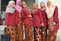 Bentuk Inspirasi Bridesmaid Hijab Y7du Bridesmaids Muslim In Kebaya and Batik Jawa with Hijabs In