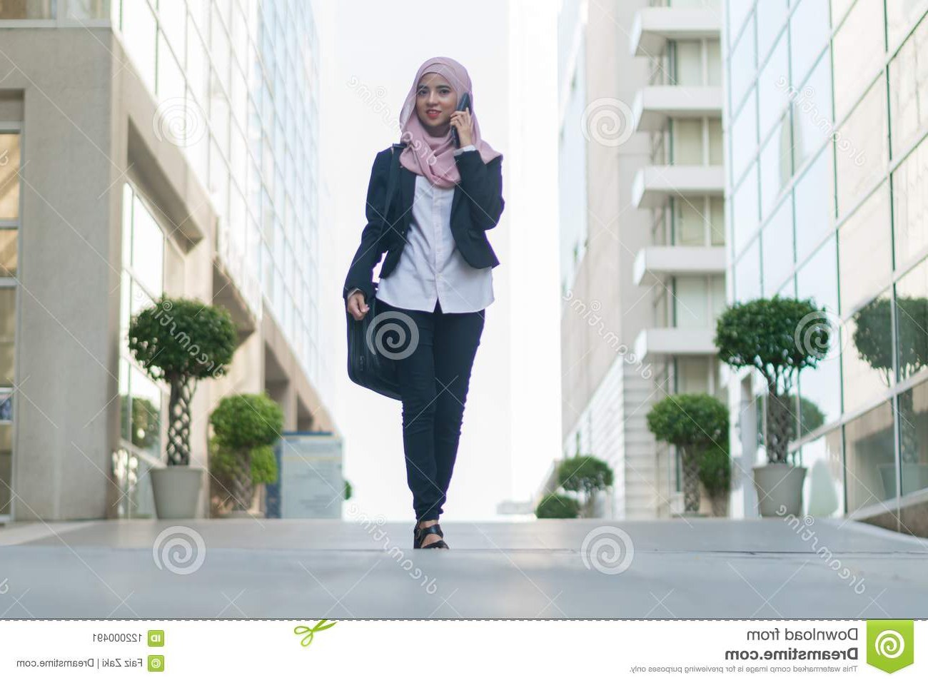 Inspirasi Model Baju Gamis Pernikahan O2d5 Beautiful Malay Girl Holding Mobile Phone Outdoor Stock