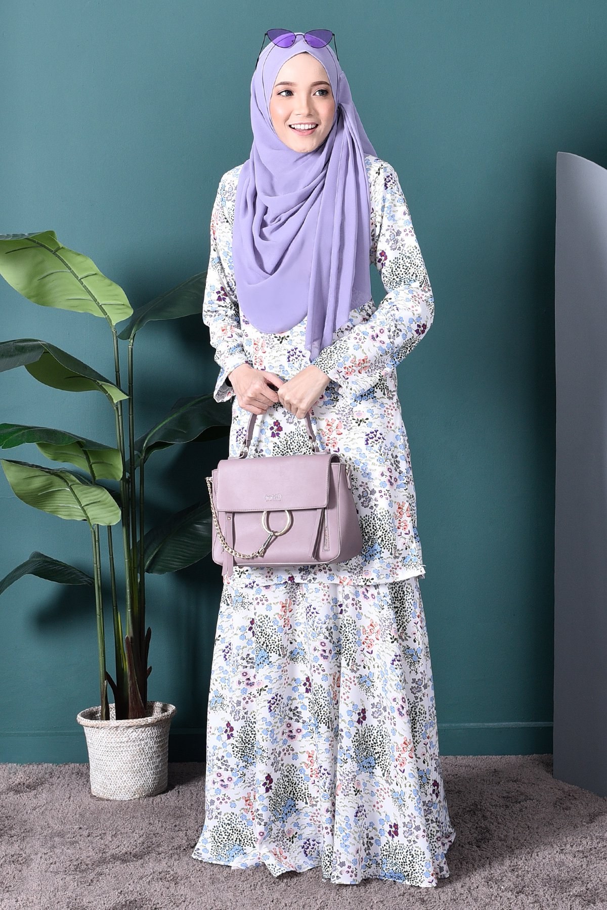 Model Bridesmaid Hijab Batik Budm Baju Kurung Agnes – Cotton White – Muslimahclothing