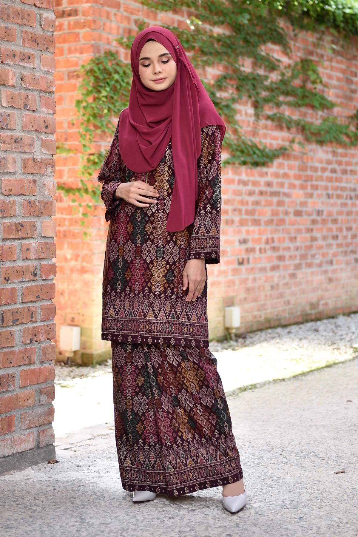 Model Bridesmaid Hijab Batik H9d9 Baju Kurung songket Luella Deep Maroon