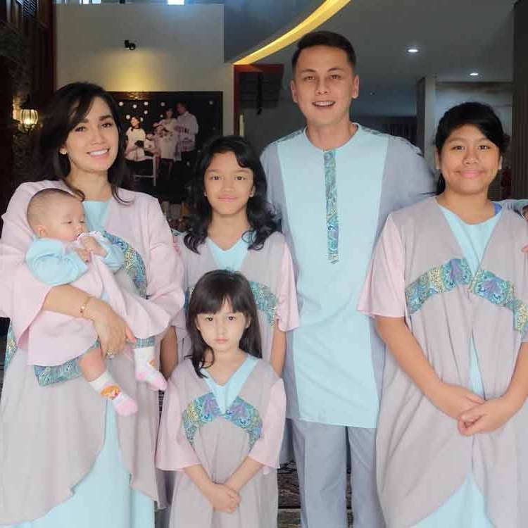 Bentuk Baju Lebaran Artis Ffdn 15 Baju Lebaran Keluarga Artis Terkenal Di Indonesia