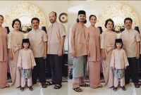Bentuk Baju Lebaran Keluarga 2020 3ldq Foto Warna Salem Hiasi Busana Lebaran Bcl Dan Keluarga