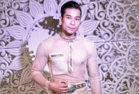 Bentuk Baju Lebaran Pria 2020 Thdr Auto Dihujat Desainer Ini Bikin Koleksi Baju Lebaran Pria