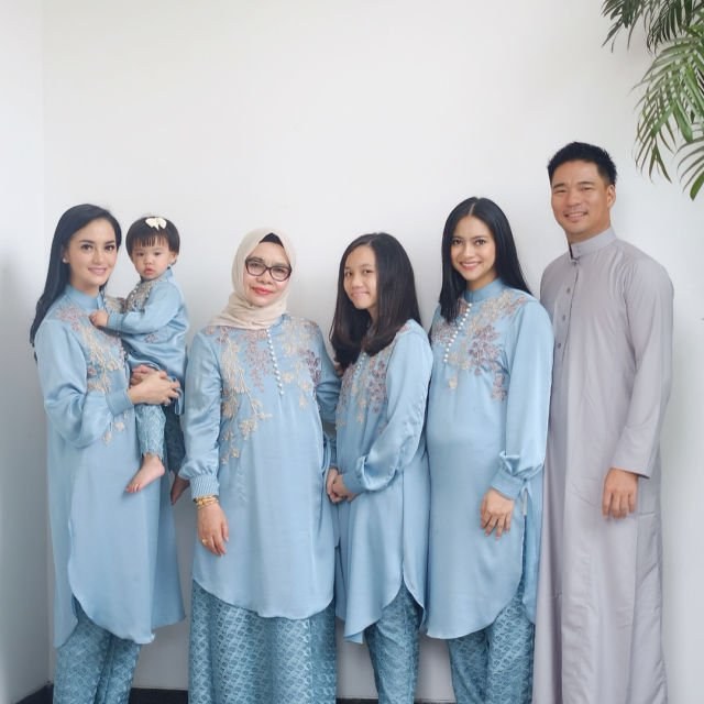 Bentuk Model Baju Lebaran Keluarga Artis Ipdd 20 Parade Seragam Lebaran Dari Famili orang Terkenal