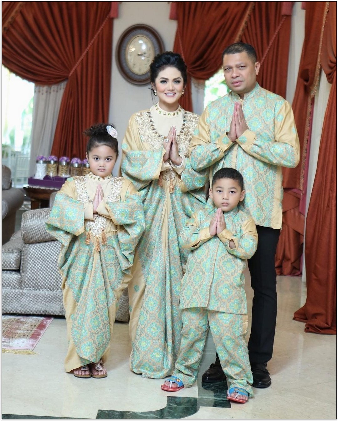 Bentuk Model Baju Lebaran Keluarga Artis S1du Model Baju Seragam Lebaran Artis