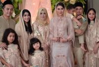 Bentuk Model Baju Lebaran Thn Ini Tldn Contek Gaya 4 Seleb Yang Kompak Pakai Baju Lebaran Seragam