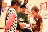 Design Baju Lebaran Ridwan Kamil H9d9 Ridwan Kamil Dan Keluarga Ajak 29 Anak Yatim Belanja Baju