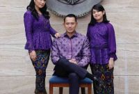 Design Contoh Model Baju Lebaran 2019 Zwd9 Model Baju Seragam Batik Keluarga Model Baju Trend 2019