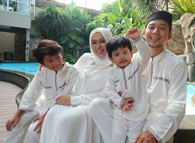 Design Desain Baju Lebaran Keluarga Mndw 15 Baju Lebaran Keluarga Artis Terkenal Di Indonesia