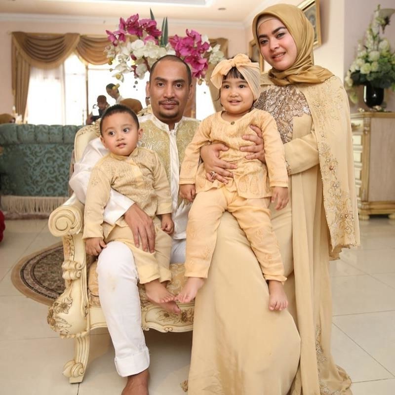 Design Model Baju Lebaran Muslimah Qwdq 10 Gaya Kompak Seragam Keluarga Artis Bisa Jadi