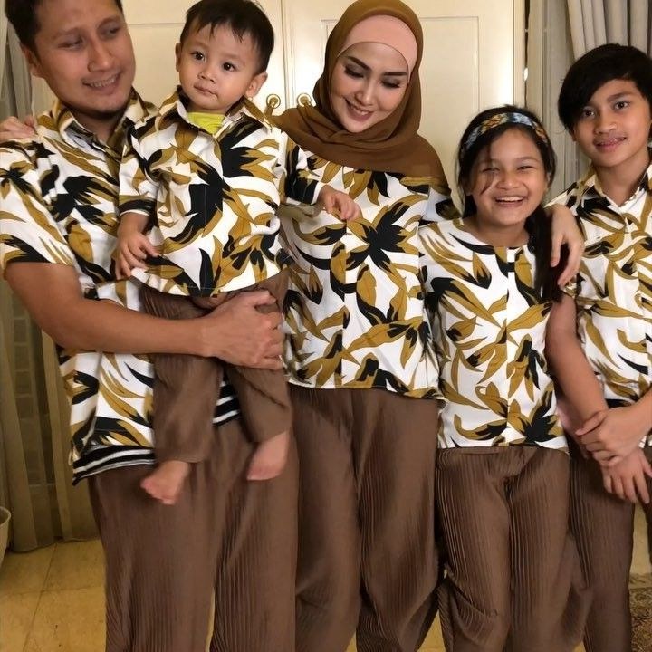 Design Model Baju Lebaran Seragam Keluarga Drdp 10 Gaya Kompak Seragam Keluarga Artis Bisa Jadi