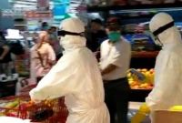 Ide Baju Lebaran Suami istri E9dx Video Viral Pasangan Suami istri Pakai Apd Saat Berbelanja