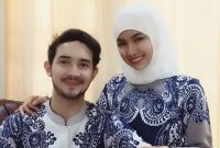 Ide Baju Lebaran Suami istri Q0d4 Aryani Fitriana Dan Suami Pakai Baju Seragam Saat Lebaran