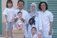 Ide Lihat Baju Lebaran Thdr Lihat Kompaknya 5 Keluarga Artis Indonesia Sambut Idul