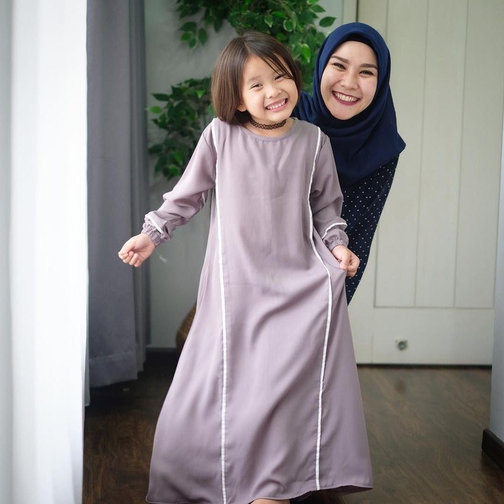 25 Inspirasi Model Baju Lebaran Artis – Ragam Muslim