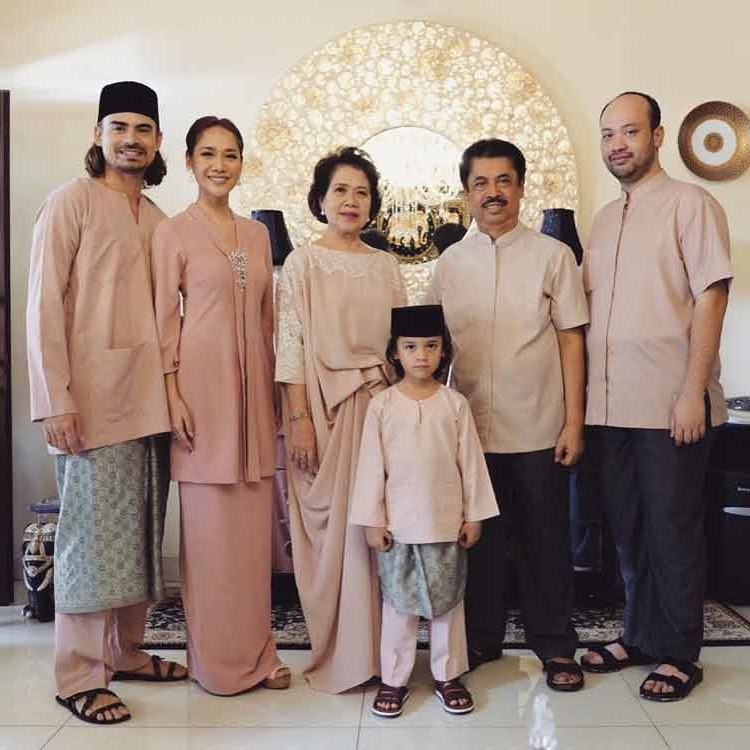 Inspirasi Baju Lebaran Keluarga Warna Biru Q5df 15 Baju Lebaran Keluarga Artis Terkenal Di Indonesia