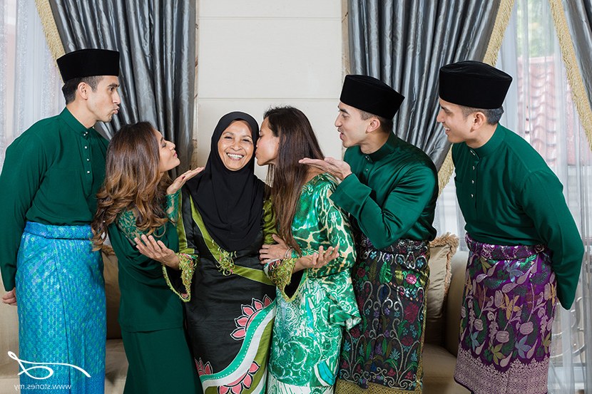 Inspirasi Baju Lebaran Keluarga Warna Biru Txdf Pilihan Warna Baju Muslim Agar Foto Keluarga Tampak Cantik