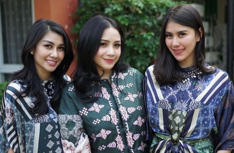 Inspirasi Baju Lebaran Nagita Slavina 2018 Dddy 6 Potret Kompak Keluarga Artis Pakai Baju Kembaran Saat