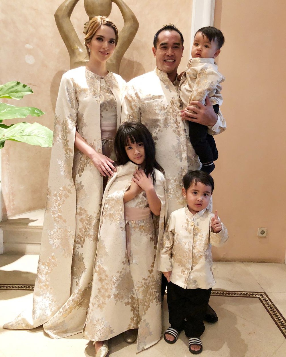 Model Baju Lebaran Keluarga Batik 87dx Potret 16 Seleb Pakai Baju Kembaran Saat Lebaran Kompak Abis
