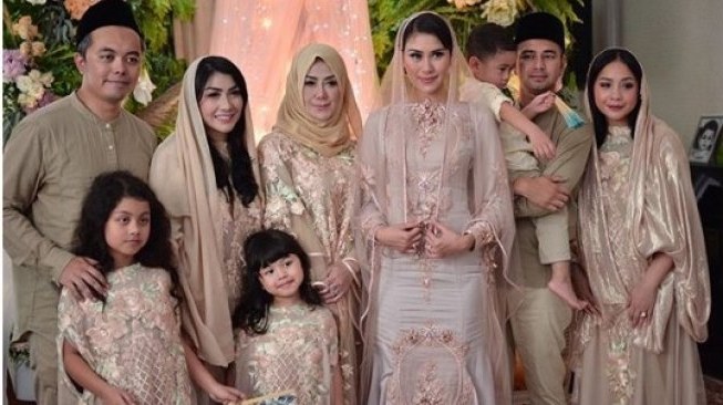 Model Baju Lebaran Keluarga Batik Nkde Contek Gaya 4 Seleb Yang Kompak Pakai Baju Lebaran Seragam