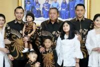 Model Baju Lebaran Keluarga Sby 9fdy Adu Gaya Busana Lebaran Keluarga Sby Dan Jokowi