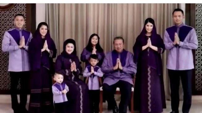 Model Baju Lebaran Keluarga Sby Q5df Intip 5 Gaya Busana Lebaran Ani Yudhoyono Selama 5 Tahun